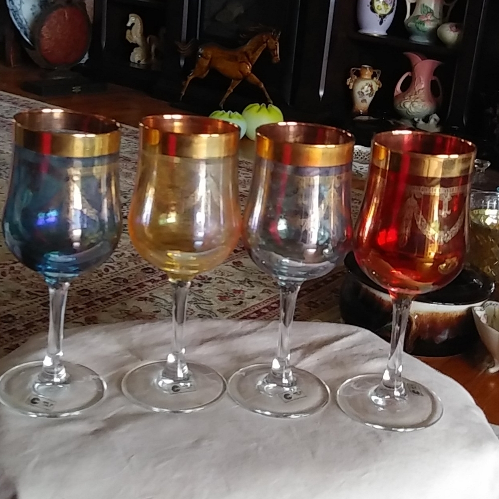 Lovely Multi color gold guild Italian wine glasses